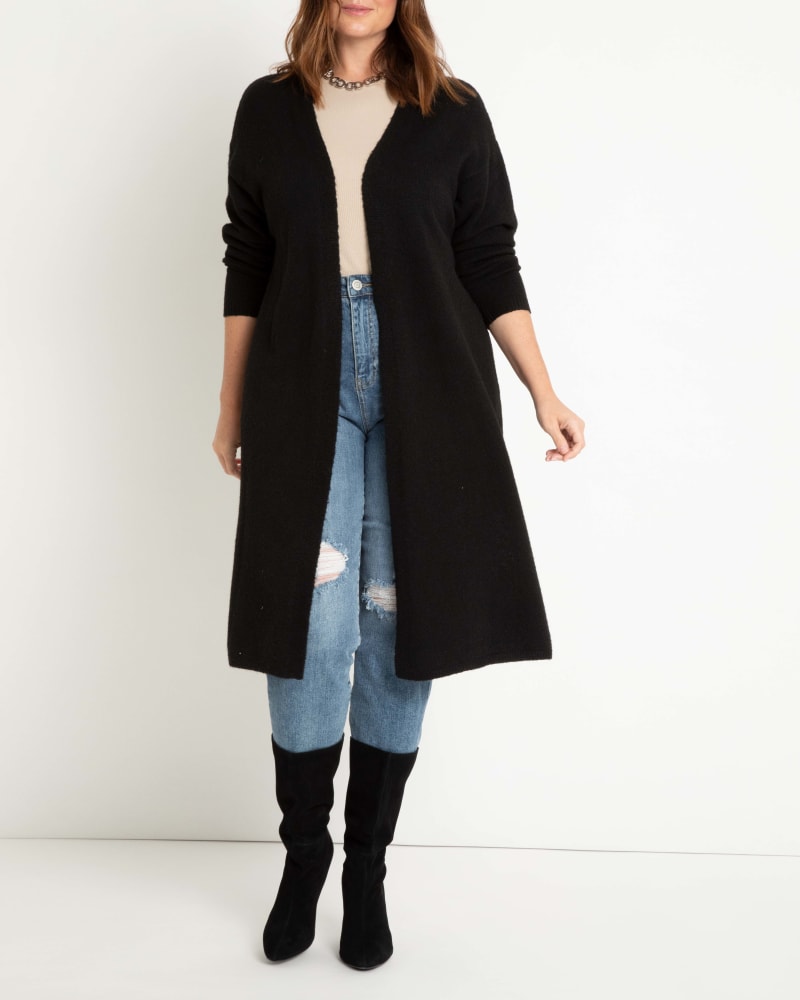 Front of a model wearing a size 14|16 Isla Cardigan Duster in Totally Black by ELOQUII. | dia_product_style_image_id:242004